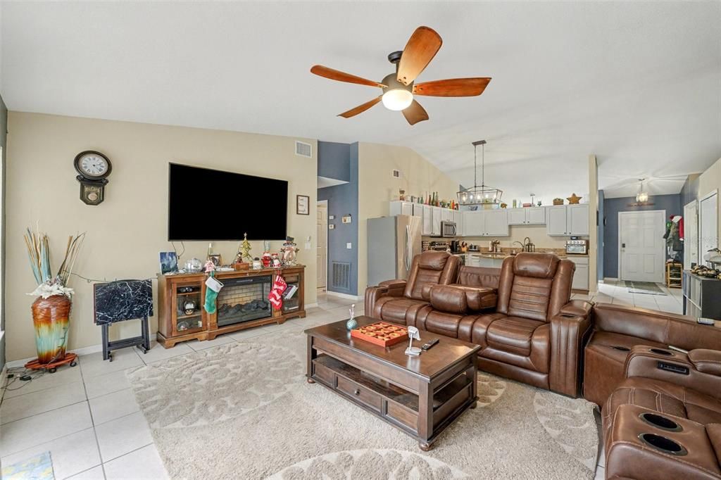 待售: $355,000 (4 贝兹, 2 浴室, 1772 平方英尺)