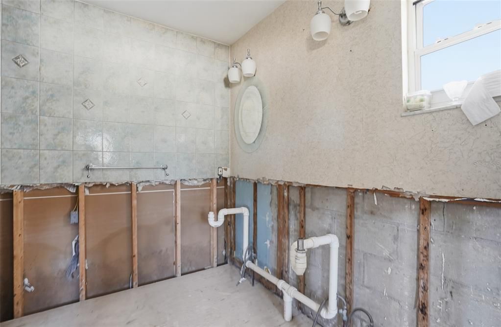 For Sale: $350,000 (4 beds, 2 baths, 2136 Square Feet)