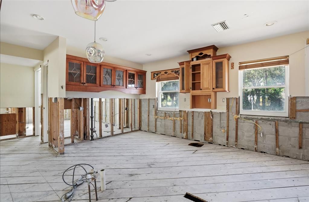 For Sale: $350,000 (4 beds, 2 baths, 2136 Square Feet)