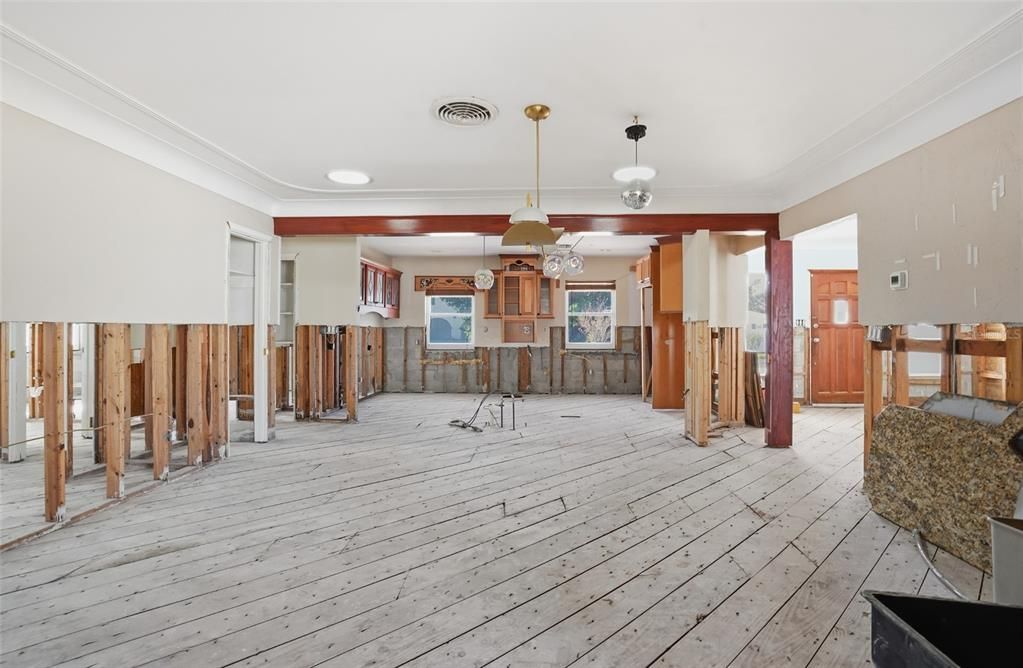 For Sale: $350,000 (4 beds, 2 baths, 2136 Square Feet)