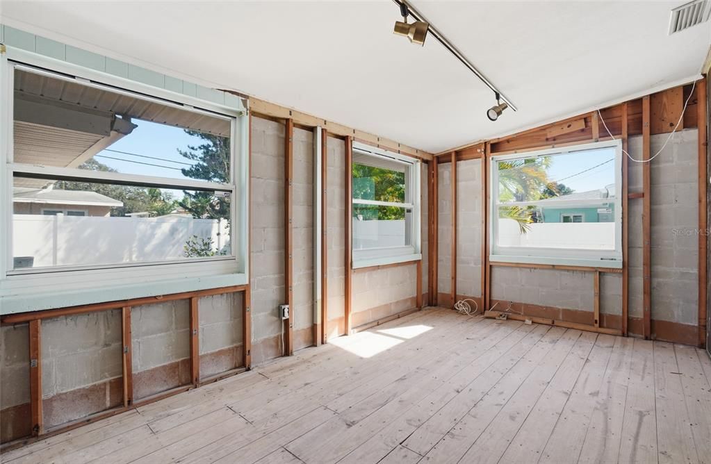 For Sale: $350,000 (4 beds, 2 baths, 2136 Square Feet)