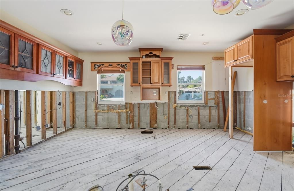 For Sale: $350,000 (4 beds, 2 baths, 2136 Square Feet)