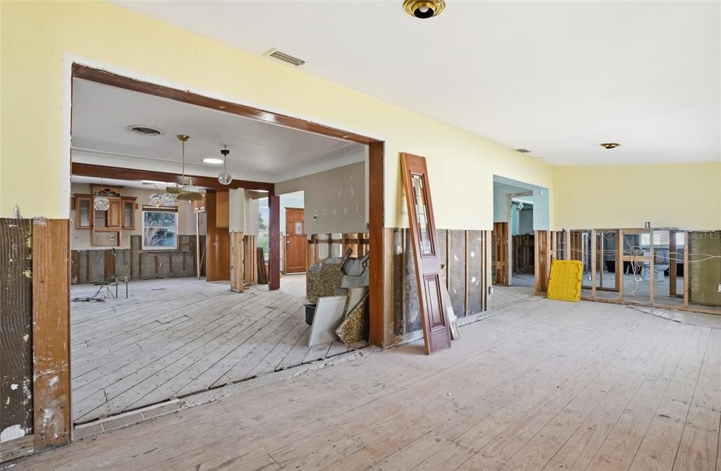 For Sale: $350,000 (4 beds, 2 baths, 2136 Square Feet)