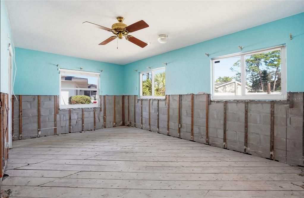 For Sale: $350,000 (4 beds, 2 baths, 2136 Square Feet)