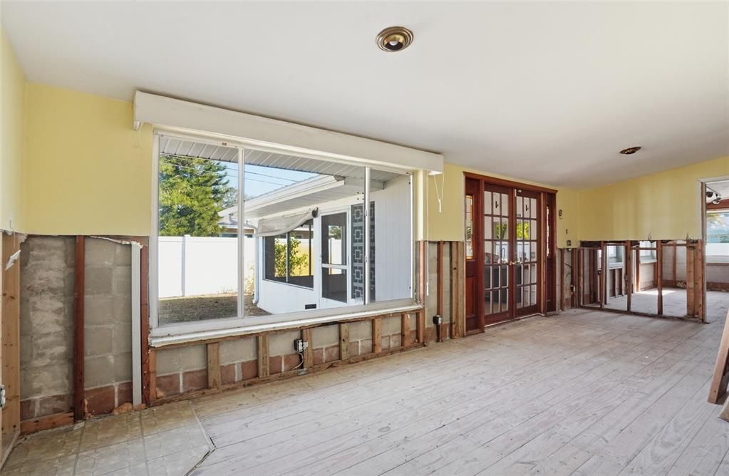 For Sale: $350,000 (4 beds, 2 baths, 2136 Square Feet)