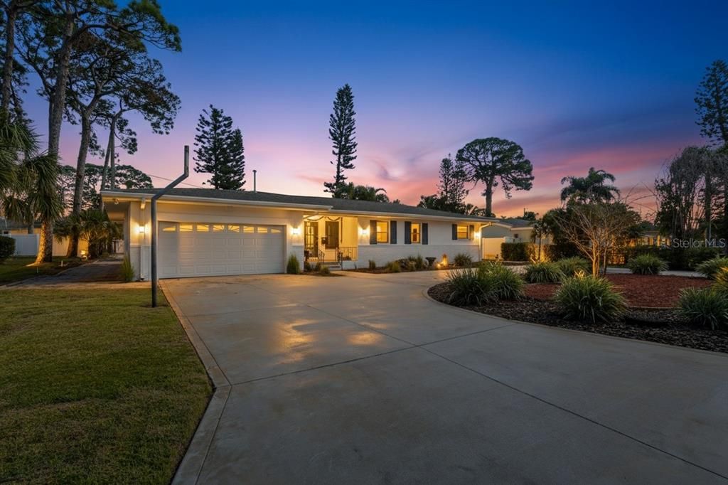 For Sale: $350,000 (4 beds, 2 baths, 2136 Square Feet)