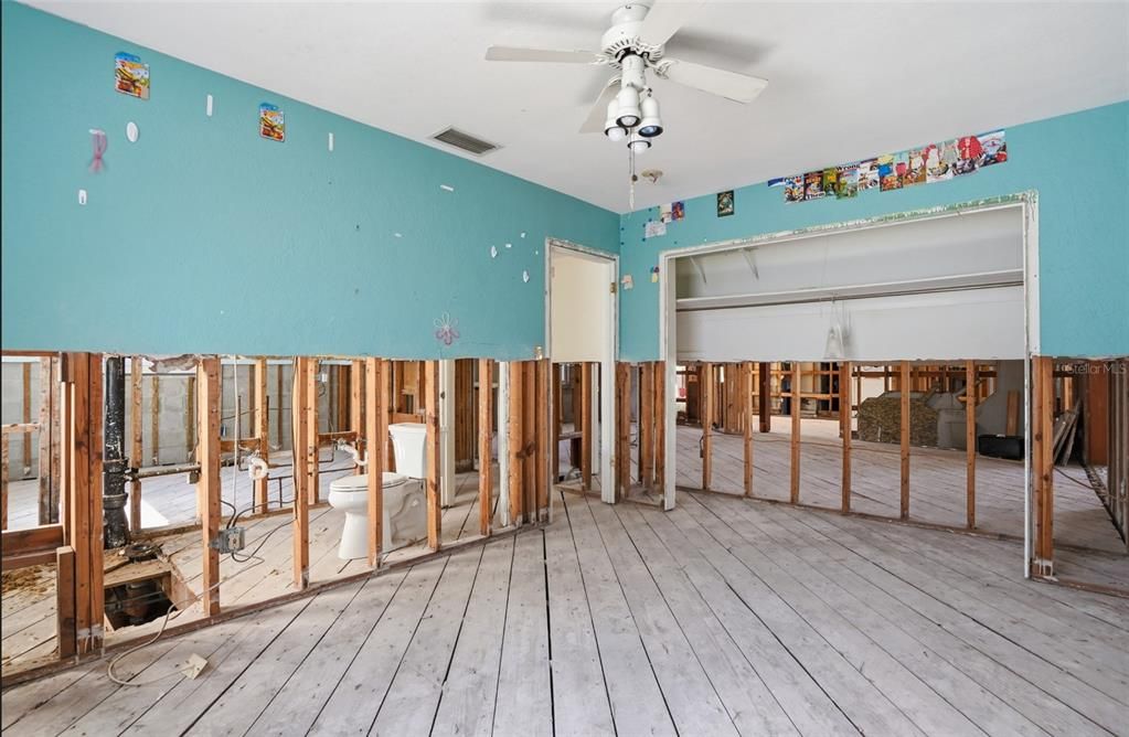 For Sale: $350,000 (4 beds, 2 baths, 2136 Square Feet)