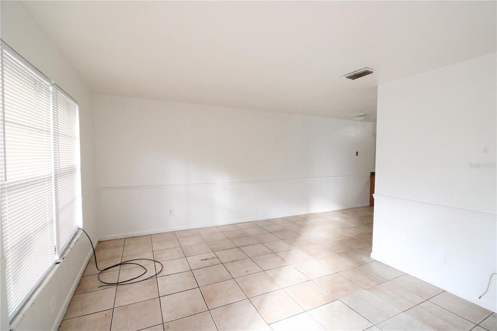 For Rent: $950 (2 beds, 1 baths, 837 Square Feet)