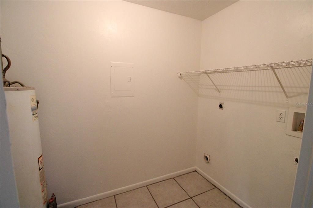 For Rent: $950 (2 beds, 1 baths, 837 Square Feet)