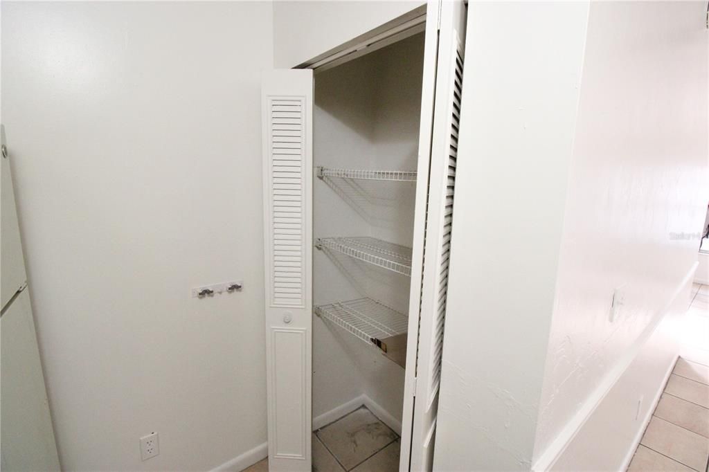 For Rent: $950 (2 beds, 1 baths, 837 Square Feet)