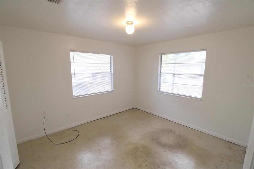 For Rent: $950 (2 beds, 1 baths, 837 Square Feet)