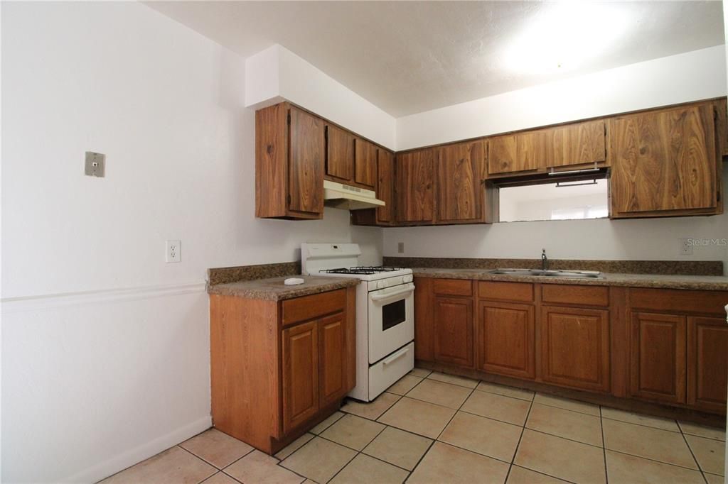 For Rent: $950 (2 beds, 1 baths, 837 Square Feet)