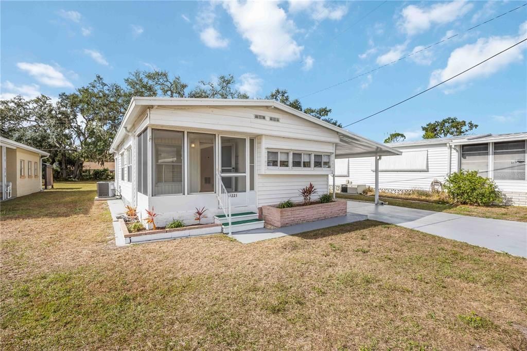 For Rent: $1,700 (2 beds, 2 baths, 834 Square Feet)