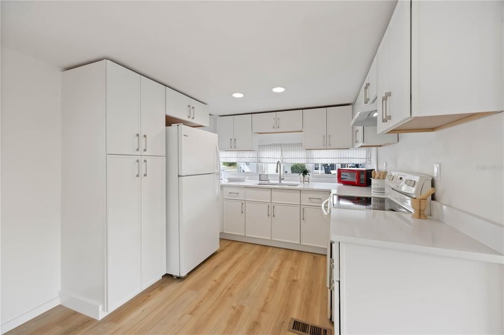 For Rent: $1,700 (2 beds, 2 baths, 834 Square Feet)