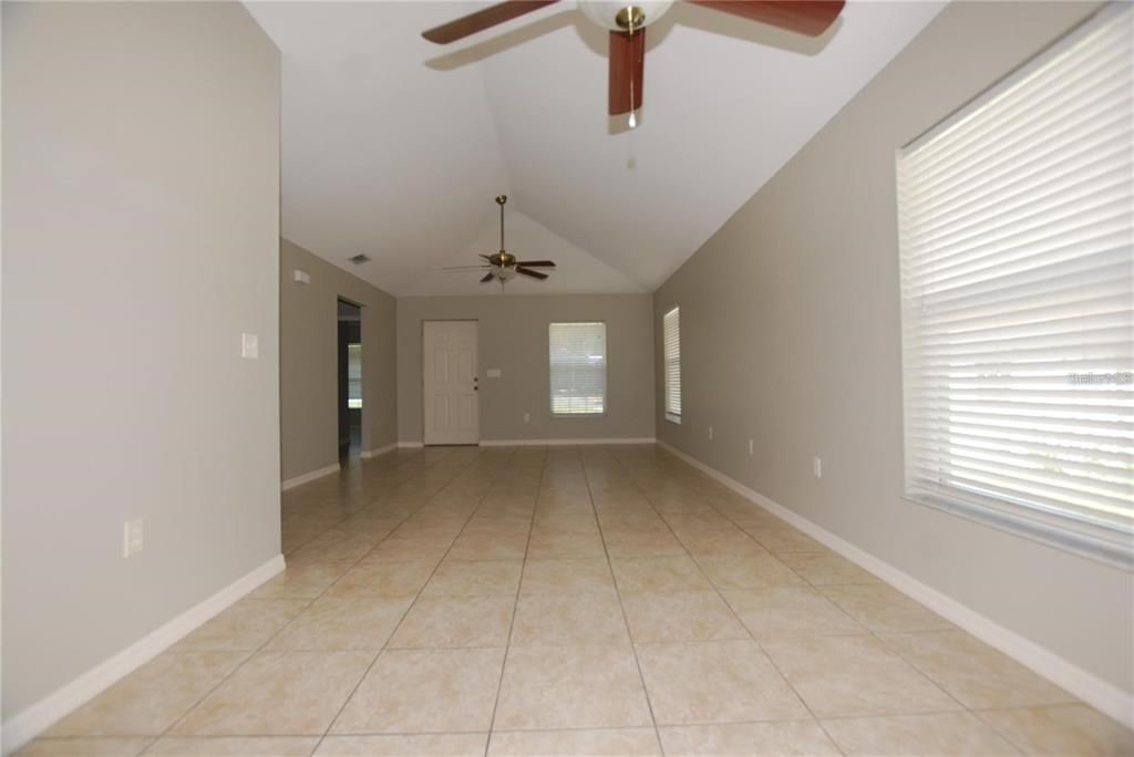 В аренду: $1,800 (3 спален, 2 ванн, 1236 Квадратных фут)