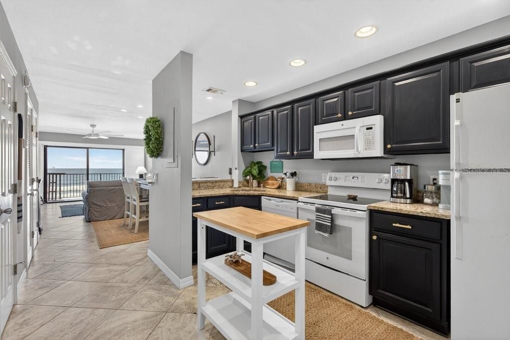 For Sale: $639,000 (2 beds, 2 baths, 1064 Square Feet)