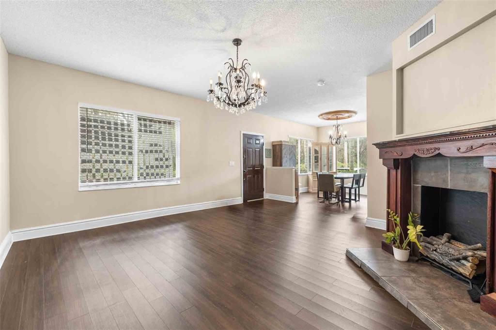 For Sale: $225,000 (3 beds, 2 baths, 1364 Square Feet)