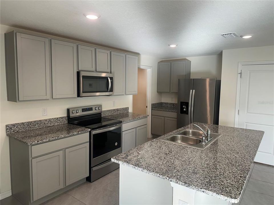 For Rent: $2,575 (5 beds, 3 baths, 2522 Square Feet)