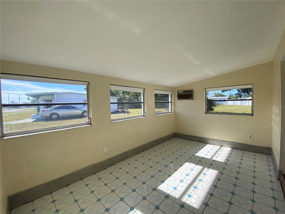 出租: $1,500 (3 贝兹, 1 浴室, 1044 平方英尺)