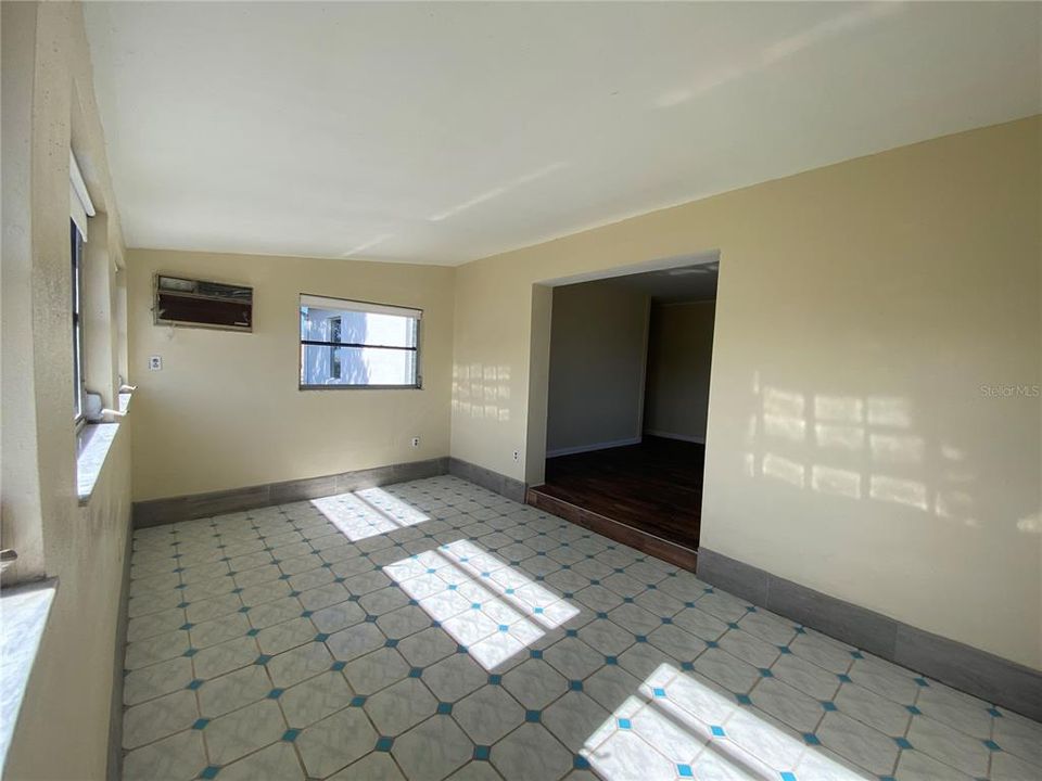 出租: $1,500 (3 贝兹, 1 浴室, 1044 平方英尺)