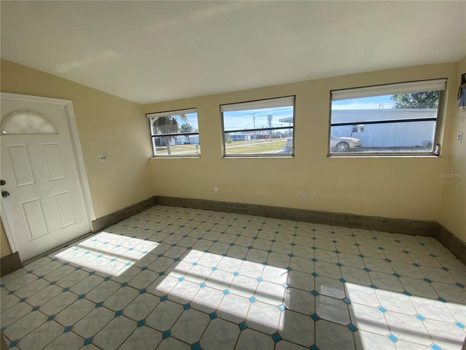 出租: $1,500 (3 贝兹, 1 浴室, 1044 平方英尺)