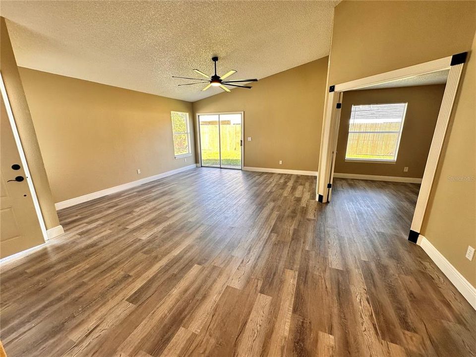 En Venta: $389,900 (4 camas, 2 baños, 1438 Pies cuadrados)