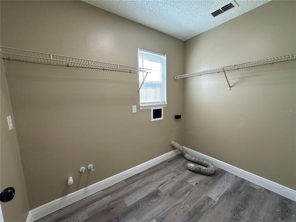 En Venta: $389,900 (4 camas, 2 baños, 1438 Pies cuadrados)