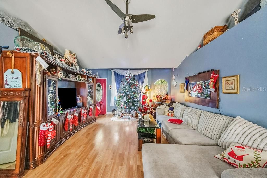 En Venta: $270,000 (3 camas, 2 baños, 1315 Pies cuadrados)