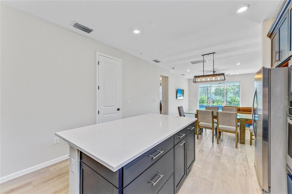 На продажу: $549,000 (2 спален, 2 ванн, 1405 Квадратных фут)