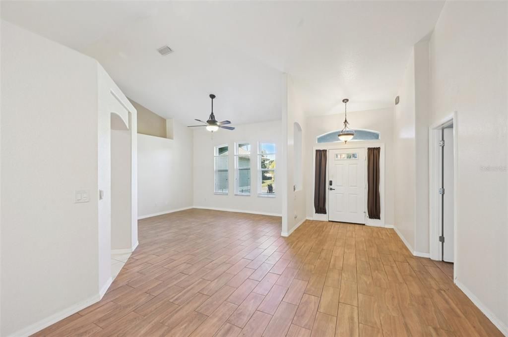 На продажу: $329,000 (3 спален, 2 ванн, 1987 Квадратных фут)