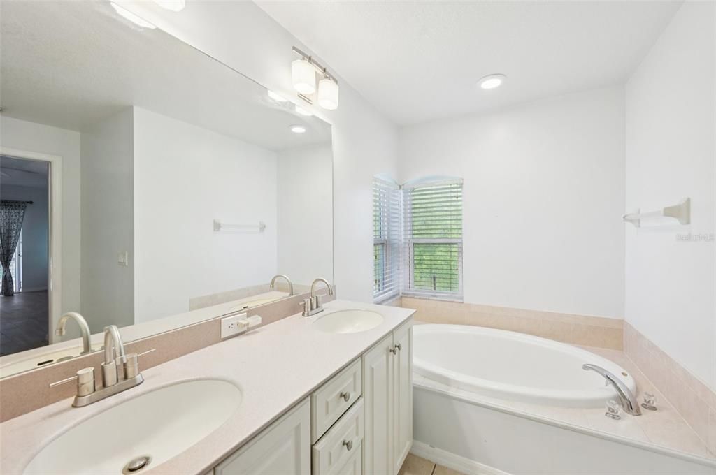 На продажу: $329,000 (3 спален, 2 ванн, 1987 Квадратных фут)