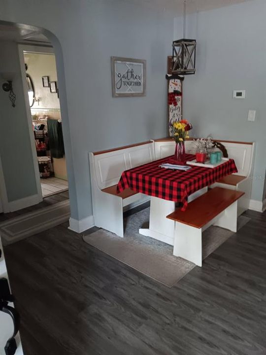 For Sale: $240,000 (2 beds, 1 baths, 1095 Square Feet)