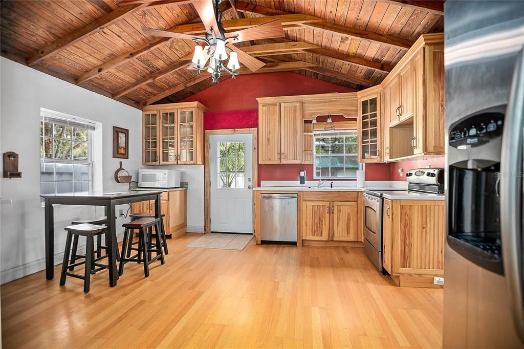 For Sale: $165,000 (2 beds, 2 baths, 928 Square Feet)