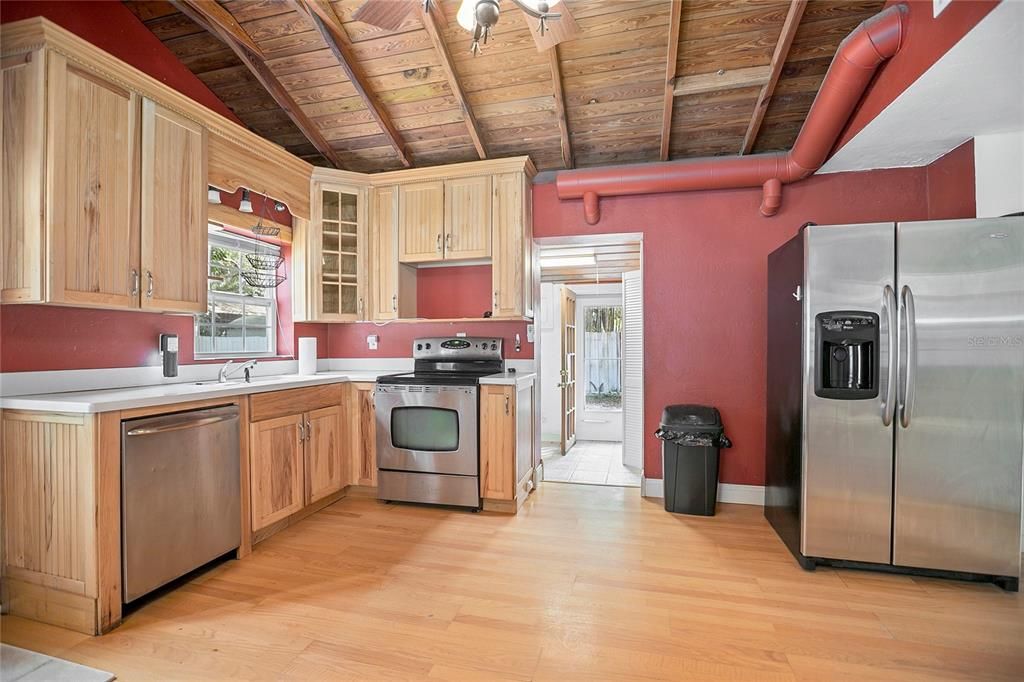 For Sale: $165,000 (2 beds, 2 baths, 928 Square Feet)