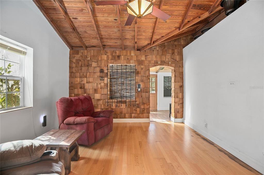 For Sale: $165,000 (2 beds, 2 baths, 928 Square Feet)