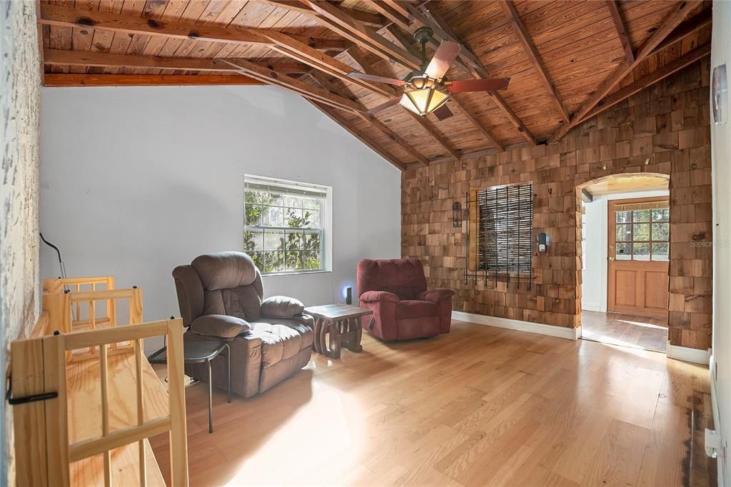 For Sale: $165,000 (2 beds, 2 baths, 928 Square Feet)