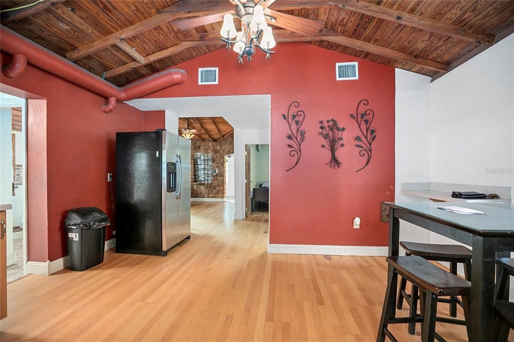 For Sale: $165,000 (2 beds, 2 baths, 928 Square Feet)