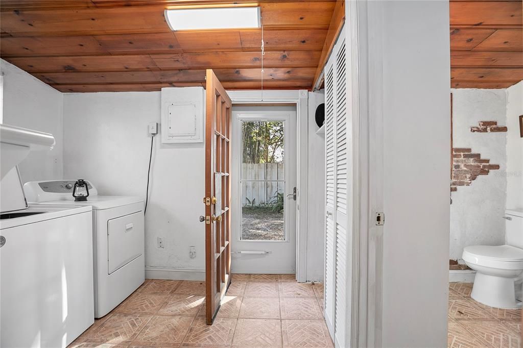 For Sale: $165,000 (2 beds, 2 baths, 928 Square Feet)