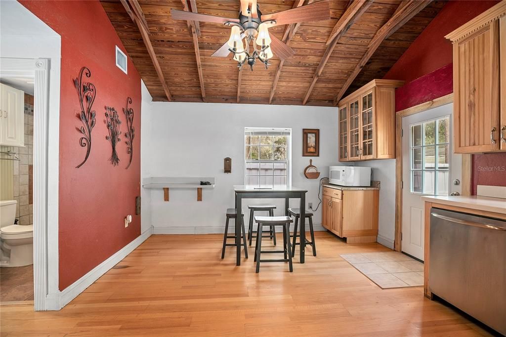 For Sale: $165,000 (2 beds, 2 baths, 928 Square Feet)