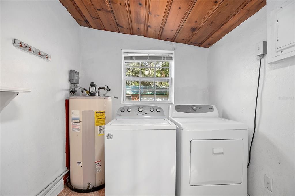 For Sale: $165,000 (2 beds, 2 baths, 928 Square Feet)