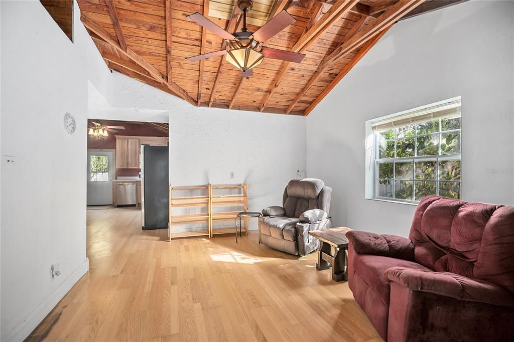 For Sale: $165,000 (2 beds, 2 baths, 928 Square Feet)