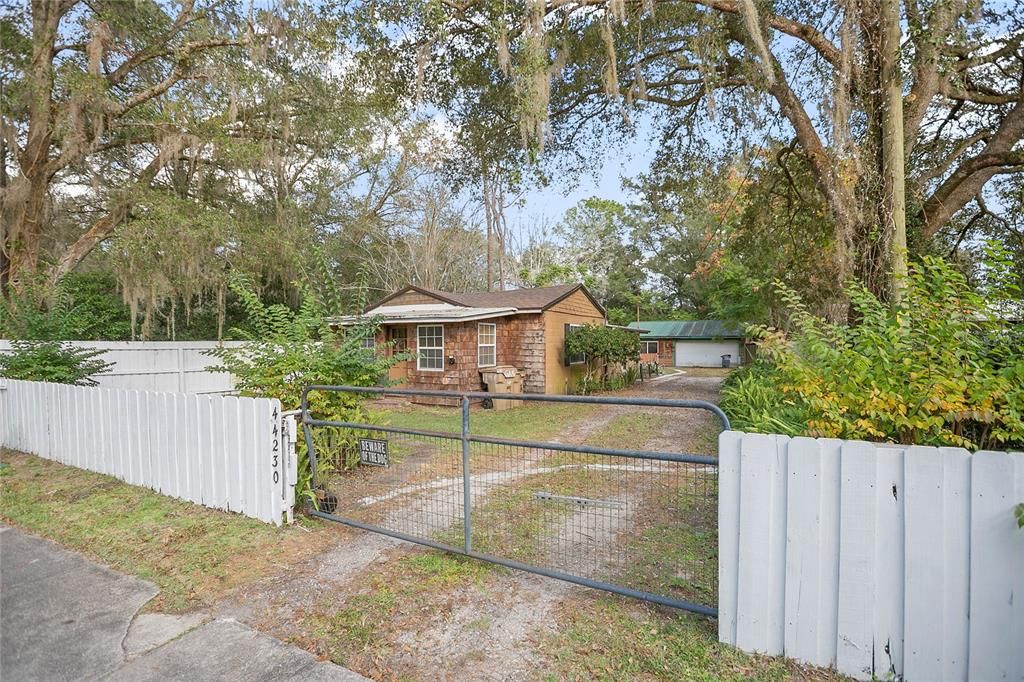 For Sale: $165,000 (2 beds, 2 baths, 928 Square Feet)