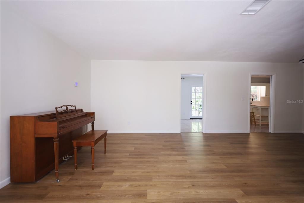 В аренду: $3,700 (3 спален, 2 ванн, 1740 Квадратных фут)