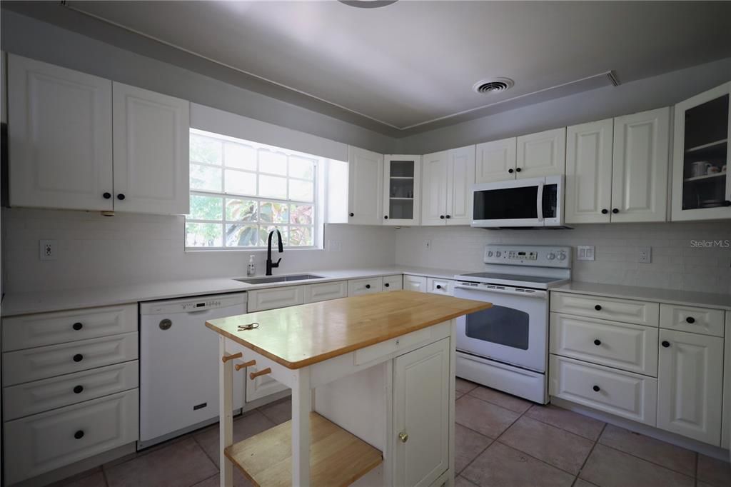 В аренду: $3,700 (3 спален, 2 ванн, 1740 Квадратных фут)