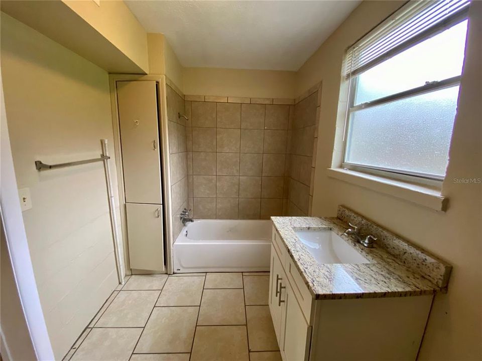 For Rent: $1,000 (1 beds, 1 baths, 550 Square Feet)