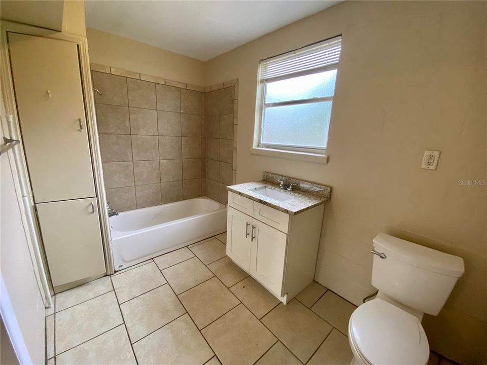 For Rent: $1,000 (1 beds, 1 baths, 550 Square Feet)