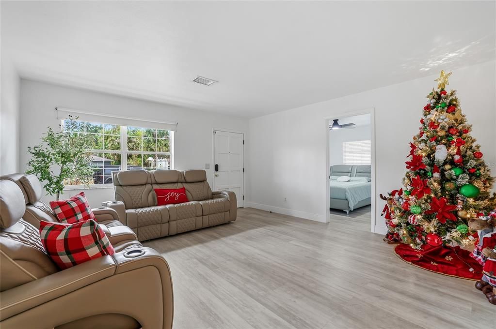 待售: $449,999 (3 贝兹, 1 浴室, 1317 平方英尺)