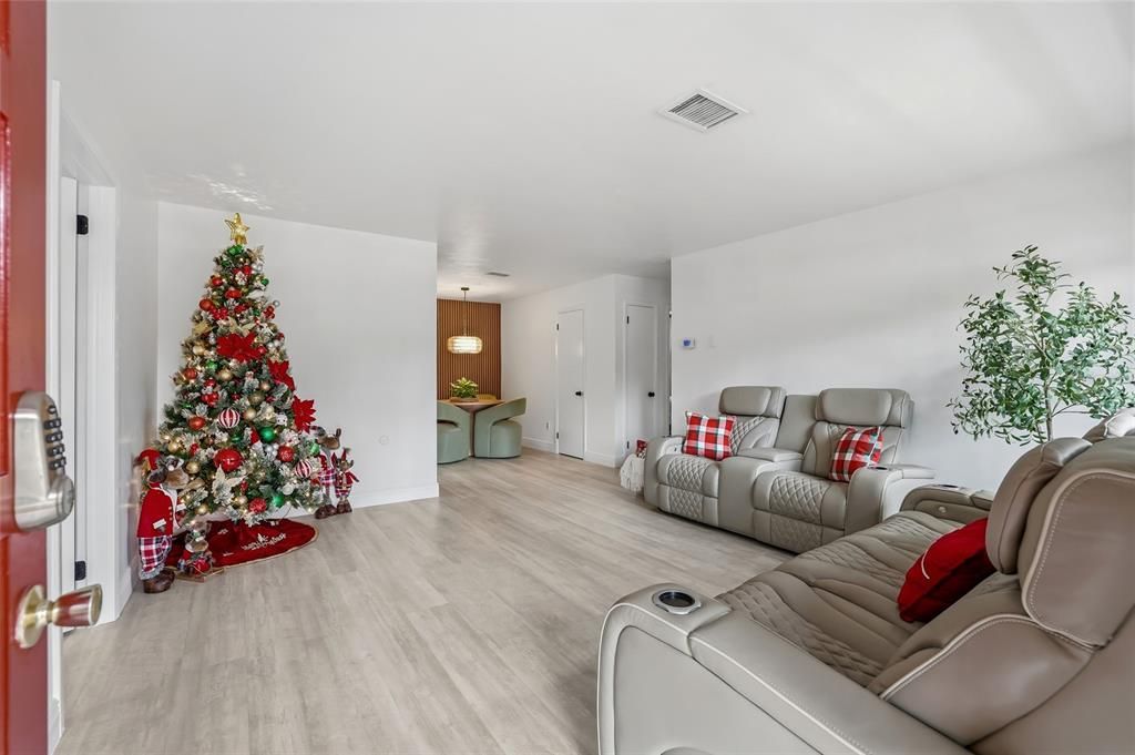 待售: $449,999 (3 贝兹, 1 浴室, 1317 平方英尺)