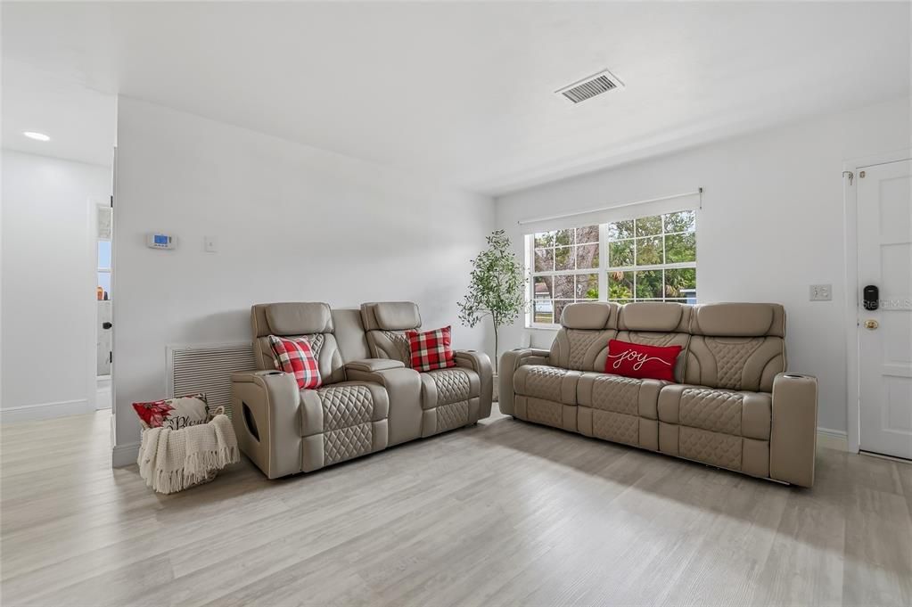 待售: $449,999 (3 贝兹, 1 浴室, 1317 平方英尺)