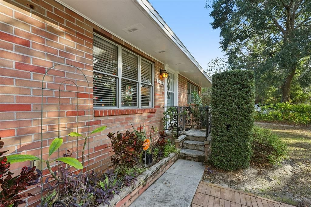 For Sale: $349,900 (2 beds, 1 baths, 1288 Square Feet)